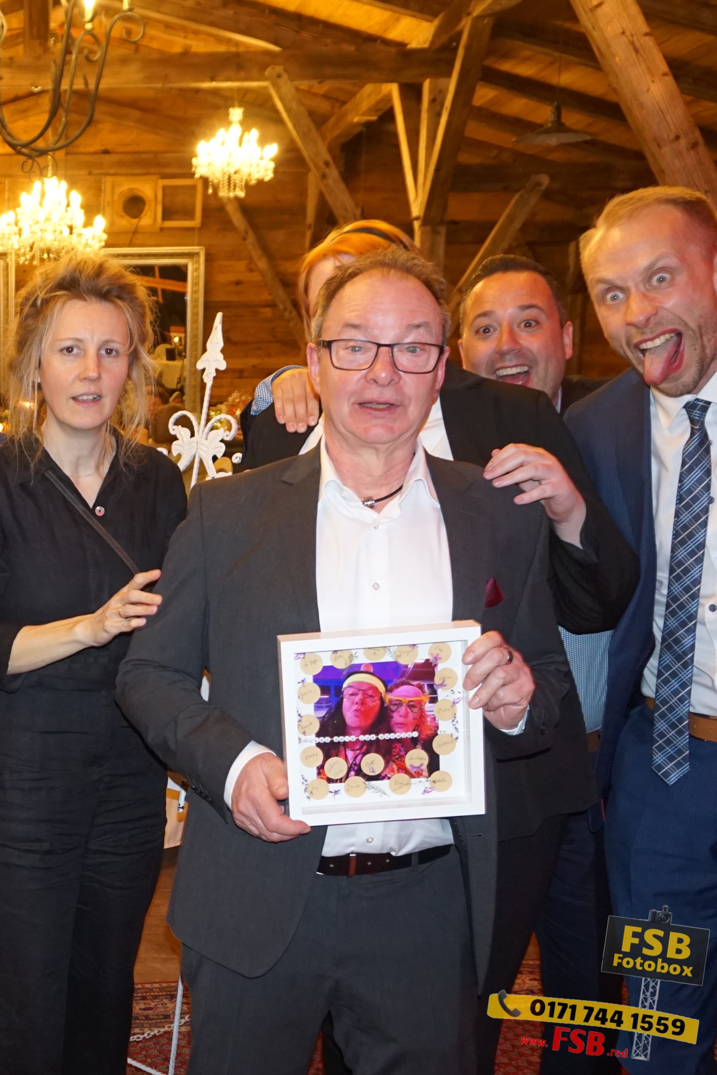 Gäste posieren vor der KI-gestützten Fotobox