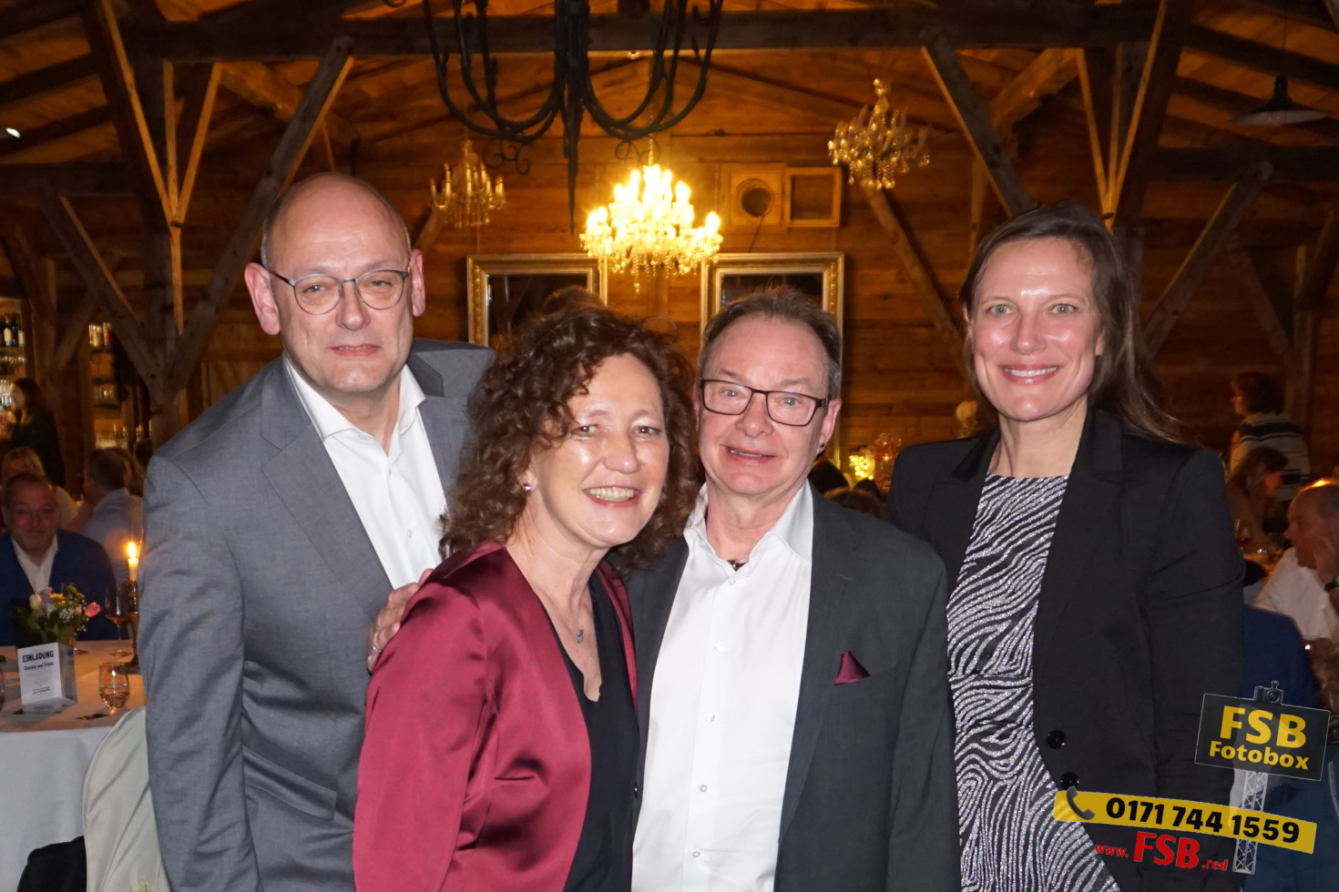 Gäste posieren vor der KI-gestützten Fotobox