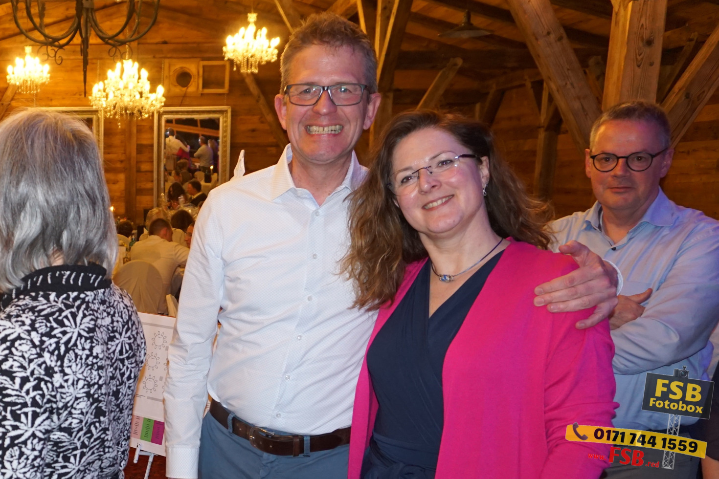 Gäste posieren vor der KI-gestützten Fotobox