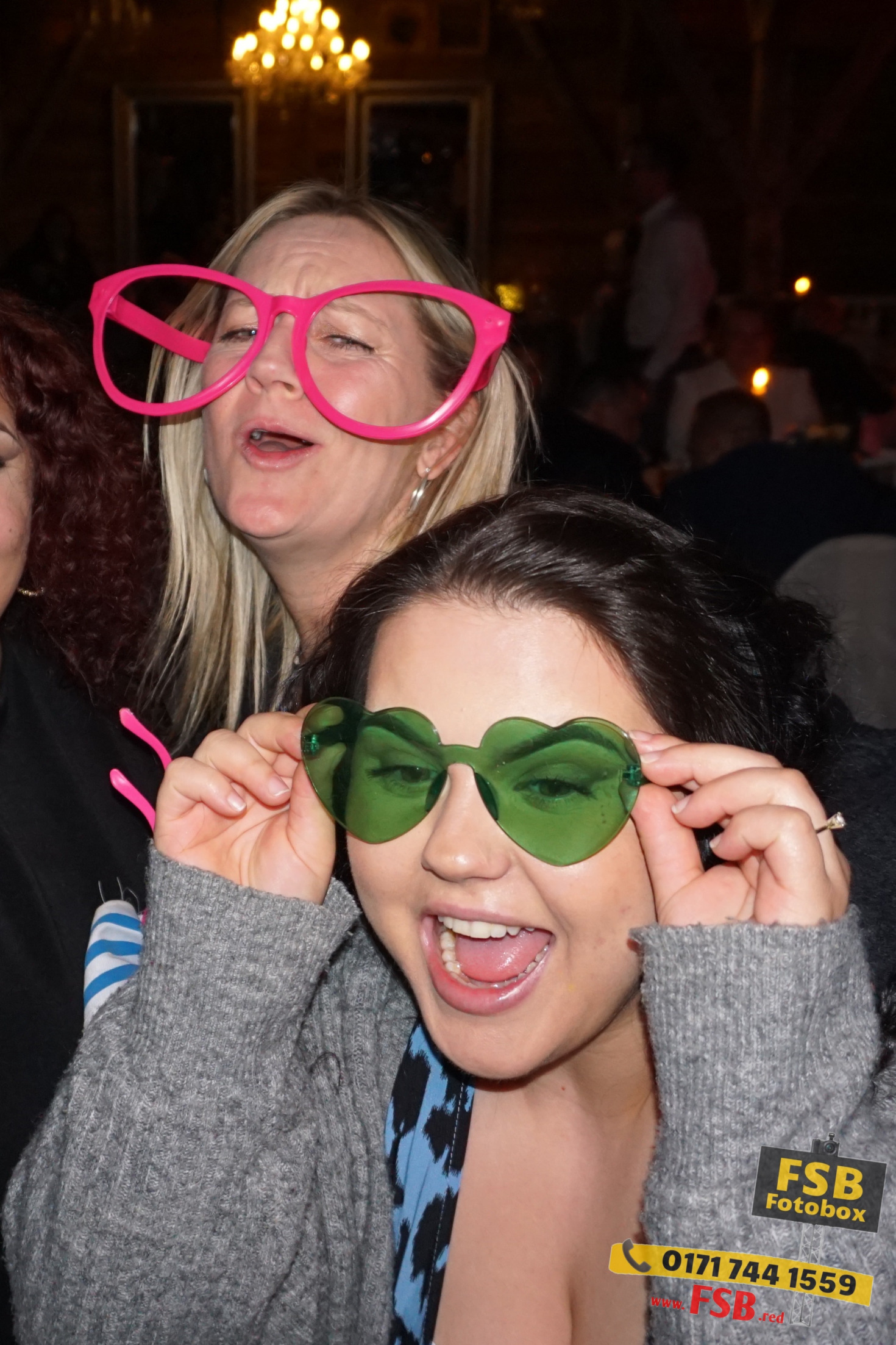 Gäste posieren vor der KI-gestützten Fotobox